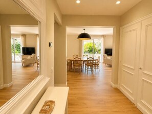 Interior - A peaceful retreat with a view of the sea, a garden, and a terrace (Villeneuve-Loubet)