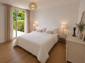 Desk, iron/ironing board, WiFi, bed sheets - A peaceful retreat with a view of the sea, a garden, and a terrace (Villeneuve-Loubet)