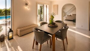 Un comedor moderno con una mesa, sillas y un banco.