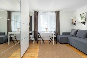 Een televisie en een kantoor