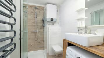 Douche, sèche-cheveux, serviettes fournies, shampoing