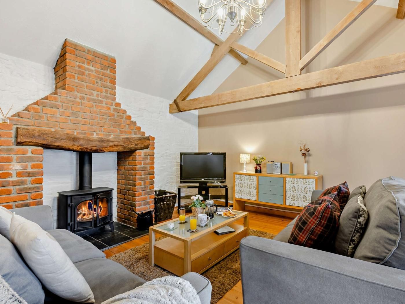 TV, fireplace
