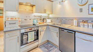 Microwave, oven, dishwasher, cookware/dishes/utensils - 1 Bed in Bideford (oc-gatab) (Bideford)