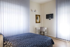 2 bedrooms, iron/ironing board, Internet, bed sheets - Michelangelo 57 Apartment (Napoli)