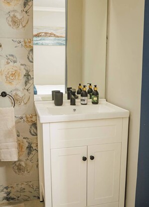 House, 1 Bedroom, Accessible | Bathroom - The Valley Escape - Unit 1 (Gqeberha)