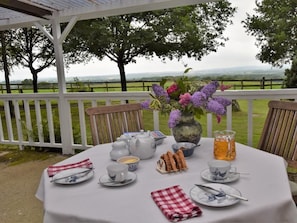 Outdoor dining - 1 Bed in Shaftesbury (oc-pplod) (Shaftesbury)