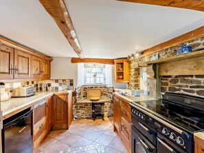 Oven, dishwasher, high chair, cookware/dishes/utensils - 3 Bed in Bude (oc-heyle) (Launcells)