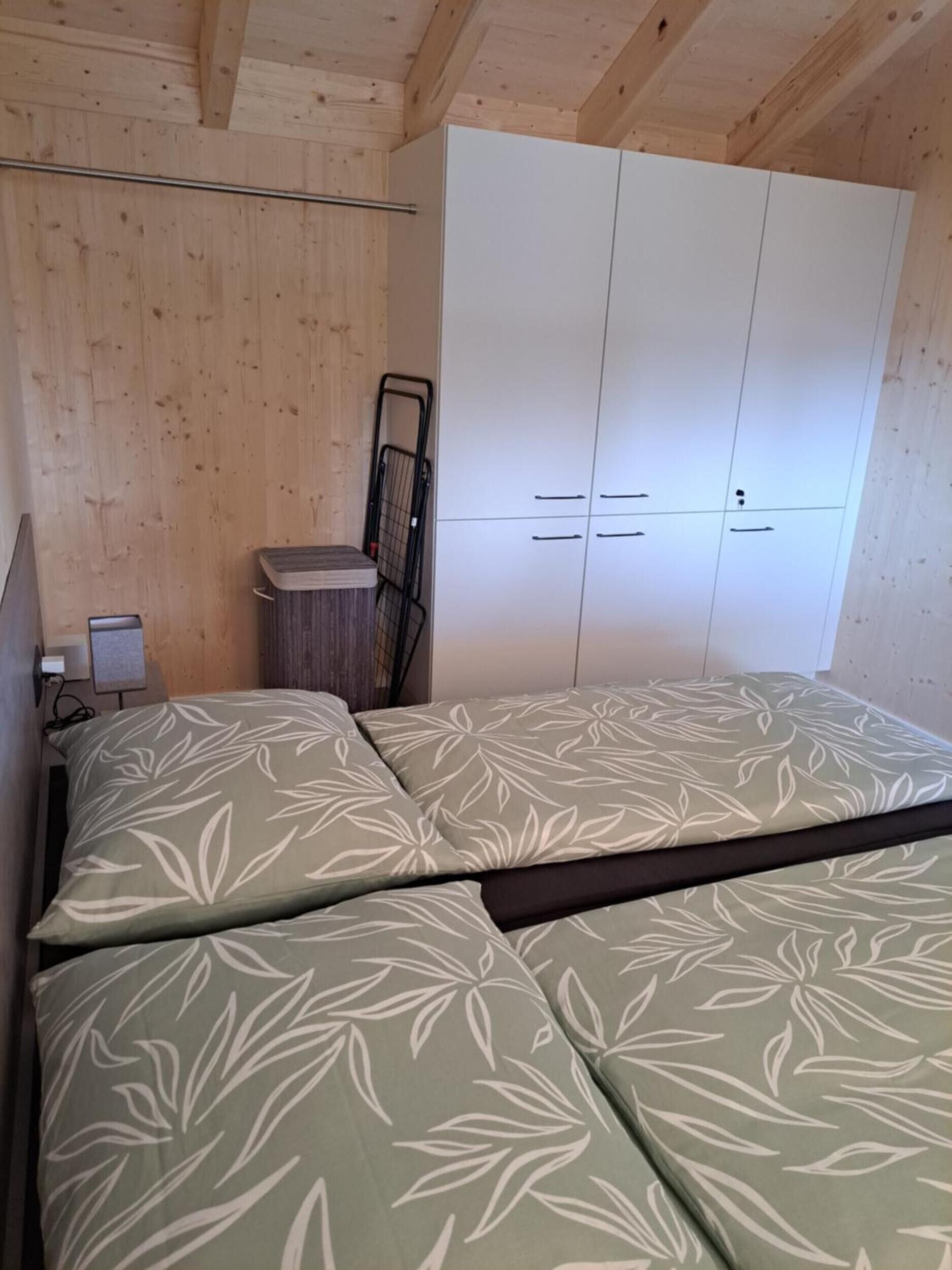 WiFi, bed sheets