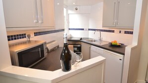 Oven, cookware/dishes/utensils - 1 Bed in Edinburgh (oc-e1887) (Edinburgh)