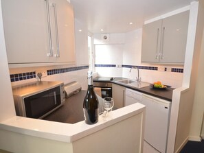Oven, cookware/dishes/utensils - 1 Bed in Edinburgh (oc-e1887) (Edinburgh)