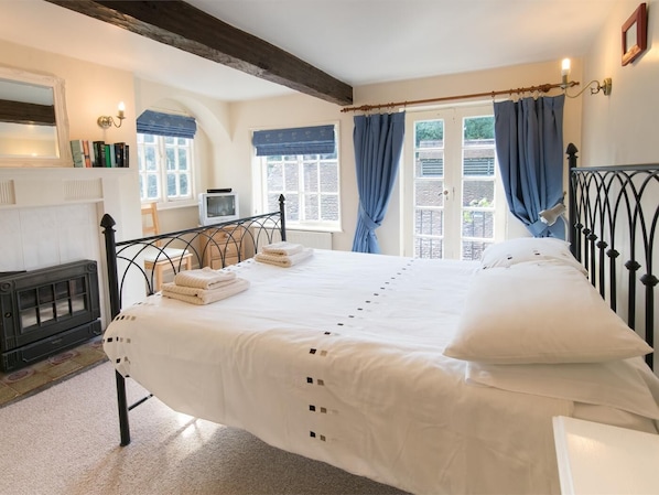 4 bedrooms, WiFi (free), bed sheets