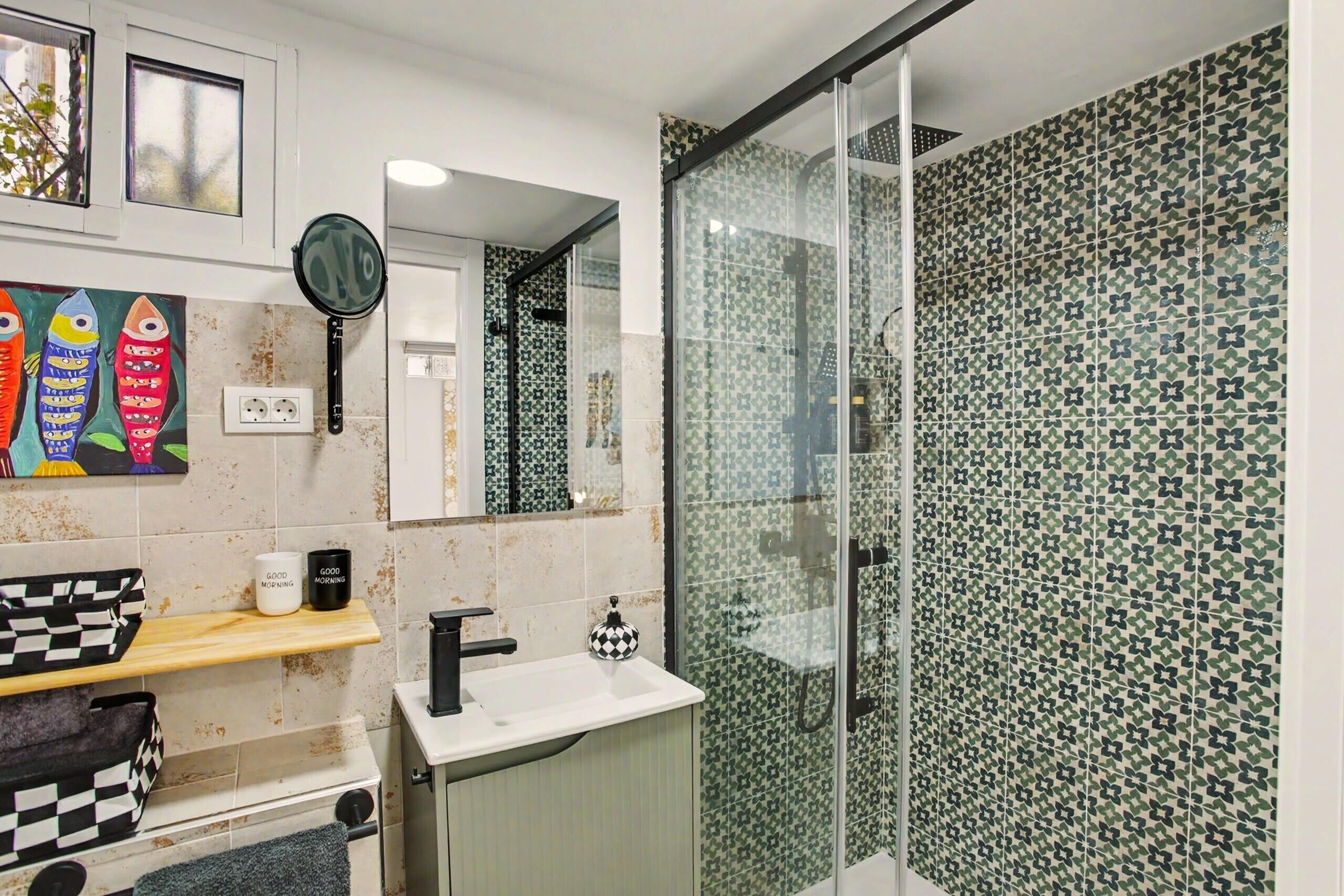 Een douche, een haardroger, handdoeken