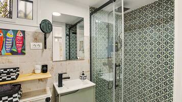 Een douche, een haardroger, handdoeken