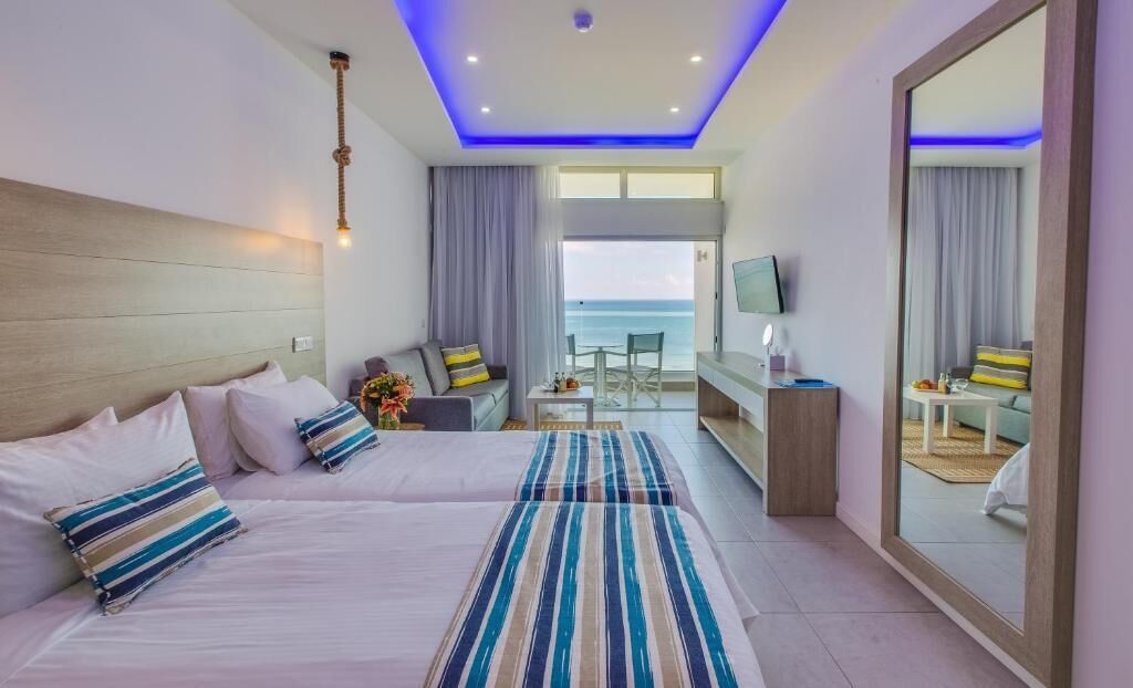 Phòng Suite Superior, ban công, quang cảnh biển | Két bảo mật tại phòng, phòng cách âm, bàn ủi/dụng cụ ủi quần áo 