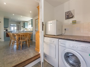 Microwave, dishwasher, high chair, cookware/dishes/utensils - 3 Bed in Weybourne (oc-kt069) (Weybourne)