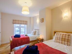 3 bedrooms, travel cot, bed sheets - 3 Bed in Weybourne (oc-kt069) (Weybourne)