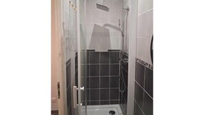 Shower - Les Jardins Secrets Residence – An elegant stay in the heart of Romilly-sur-Seine (Grand Est)