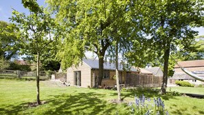 A wooden house with a fenced yard, a hammock, and a flower bed. - 1 Bed in Thornton Watlass (oc-g0089) (Thornton Watlass)