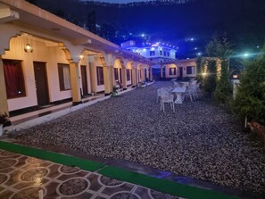 Outdoor dining - Shri Krishna Farm & Resort (Barkot)