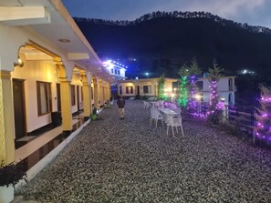 Outdoor dining - Shri Krishna Farm & Resort (Barkot)