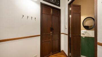 Apartment, 1 Queen Bed, City View | Interior