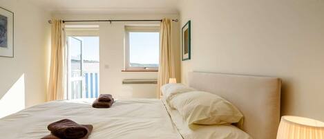 3 bedrooms, travel crib, WiFi (free), bed sheets