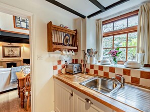 Oven, high chair, cookware/dishes/utensils - 2 Bed in Bideford (oc-saill) (Appledore)