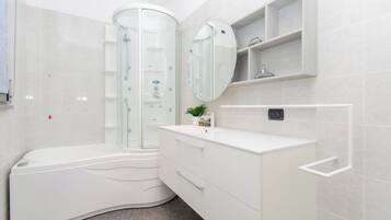 Combined shower/tub, free toiletries, hair dryer, towels