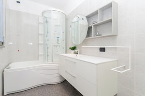 Combined shower/bathtub, free toiletries, hair dryer, towels - VivimiHome Bicocca Comfort  with Garage (Milano)