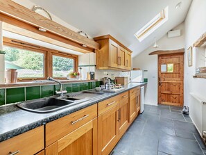Oven, dishwasher, high chair, cookware/dishes/utensils - 3 Bed in Winkleigh (oc-1450b) (Iddesleigh)