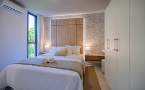 A bedroom with a large bed, bedside tables, a wardrobe, and a window. - Corporate Stays Insignia City - B32 (Asunción)