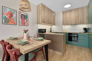 Wasserkocher mit Kaffee-/Teezubehör, Kühlschrank, Mikrowelle, Ofen