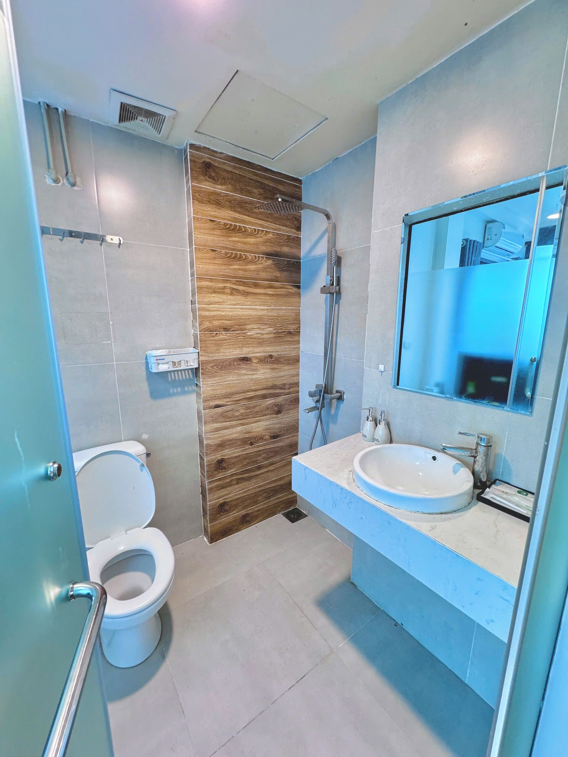 Basic Studio, Balcony, Lake View | Bathroom | Shower, hair dryer, towels, shampoo