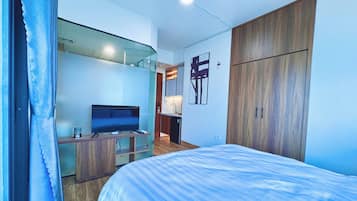 Basic Studio, Balcony, Lake View | Desk, WiFi (free)