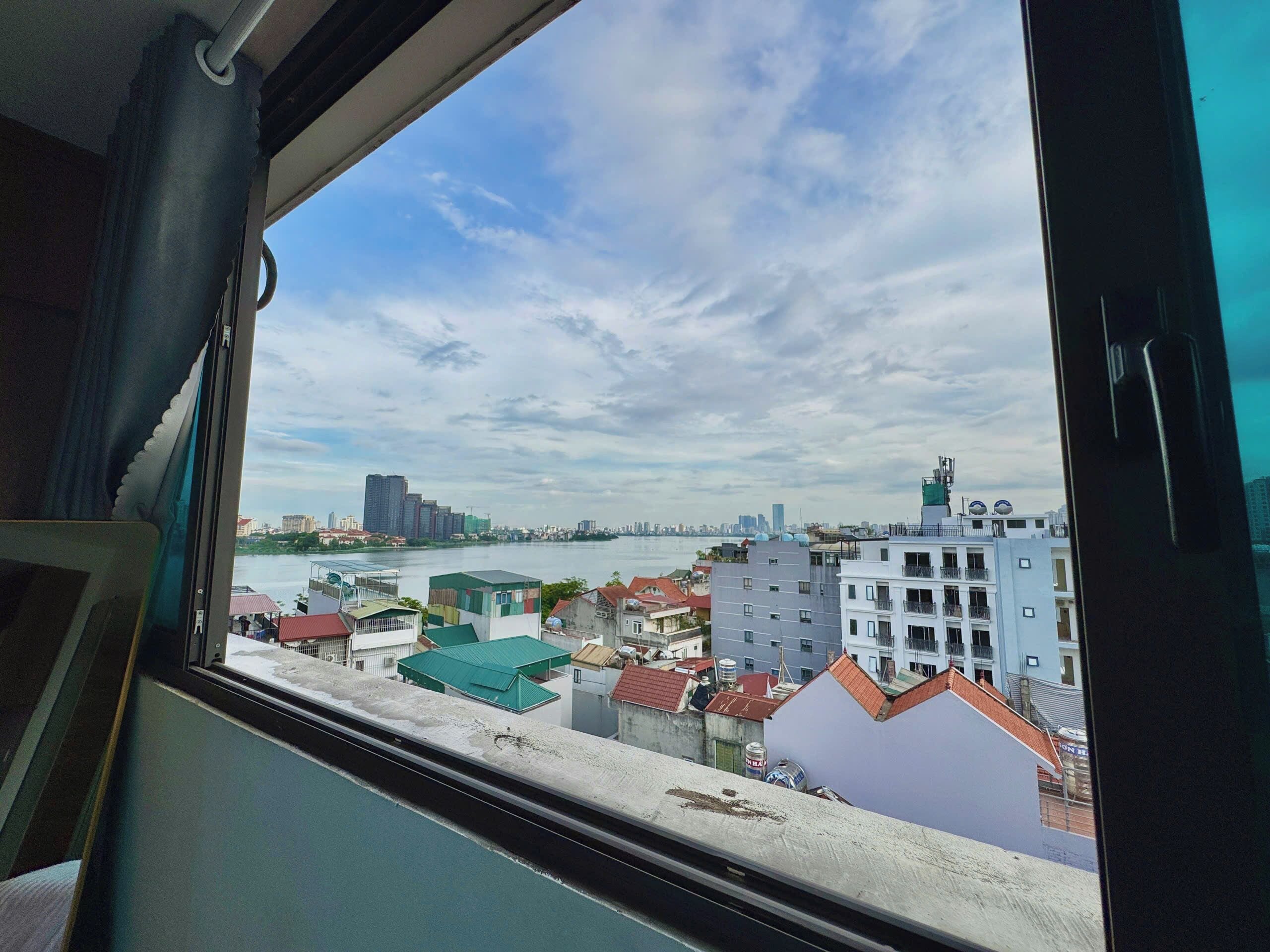Basic Studio, Balcony, Lake View | Interior