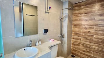 Basic Studio, Balcony, Lake View | Bathroom | Shower, hair dryer, towels, shampoo
