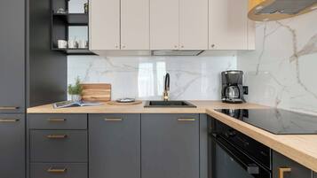 Fridge, oven, stovetop, dishwasher