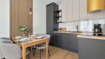 Coffee/tea maker, fridge, oven, stovetop