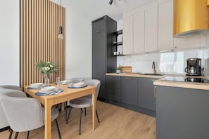 Wasserkocher mit Kaffee-/Teezubehör, Kühlschrank, Ofen, Herdplatte