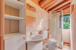 Standard Villa, 4 Bedrooms, Mountainside (Villa Aurora With Amazing View) | Bathroom - Villa Aurora With Amazing View (Seravezza)