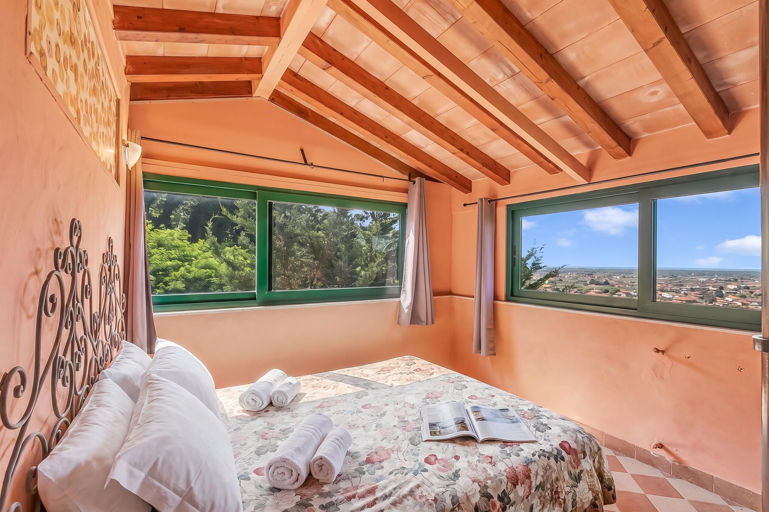 Una camera da letto con un letto, una finestra e vista sull'esterno.