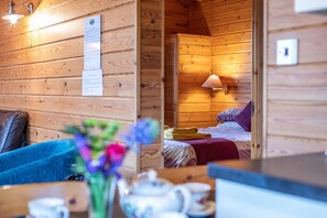 Travel crib, WiFi (free), bed sheets