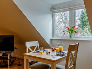 Dining - 1 Bed in Carlyon Bay (oc-00293) (Carlyon Bay)