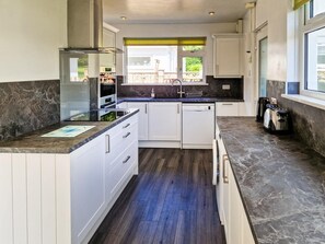 Oven, dishwasher, highchair, cookware/dishes/utensils - 2 Bed in Braunton (oc-brama) (Croyde)