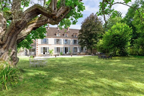 Maison de famille pour 16 adultes, dans son parc en bord de Seine