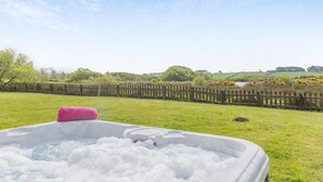 Outdoor spa tub - 4 Bed in Bideford (oc-00356) (Higher Clovelly)