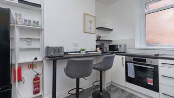 Cafetière/bouilloire, réfrigérateur, micro-ondes, four