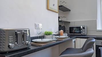Wasserkocher mit Kaffee-/Teezubehör, Kühlschrank, Mikrowelle, Ofen