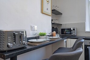 Wasserkocher mit Kaffee-/Teezubehör, Kühlschrank, Mikrowelle, Ofen