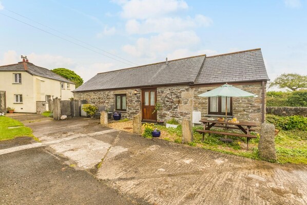 Outdoor dining - 2 Bed in Launceston (oc-congs) (Congdon's Shop)